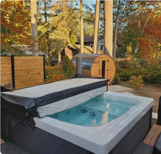 Spa extérieur et sauna en bois du chalet nordique de Rawdon