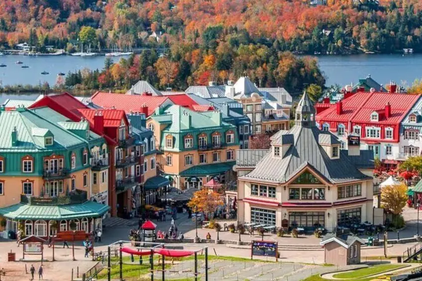 Village de Mont-Tremblant en automne, au bord du lac et entouré de montagnes colorées