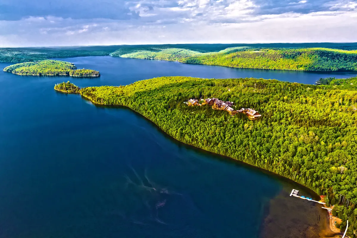 Vue aérienne du lac Sacacomie entouré de forêts en Mauricie